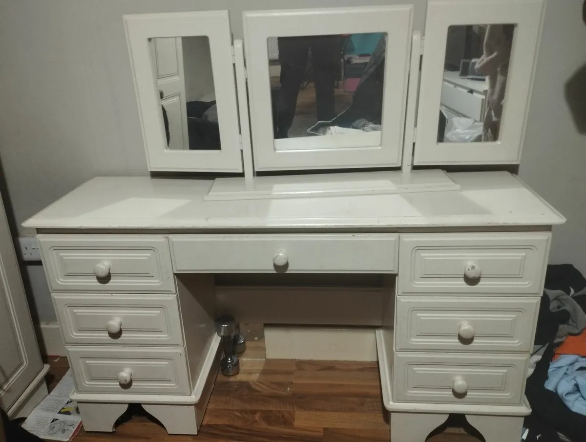 Dressing table - Image 1