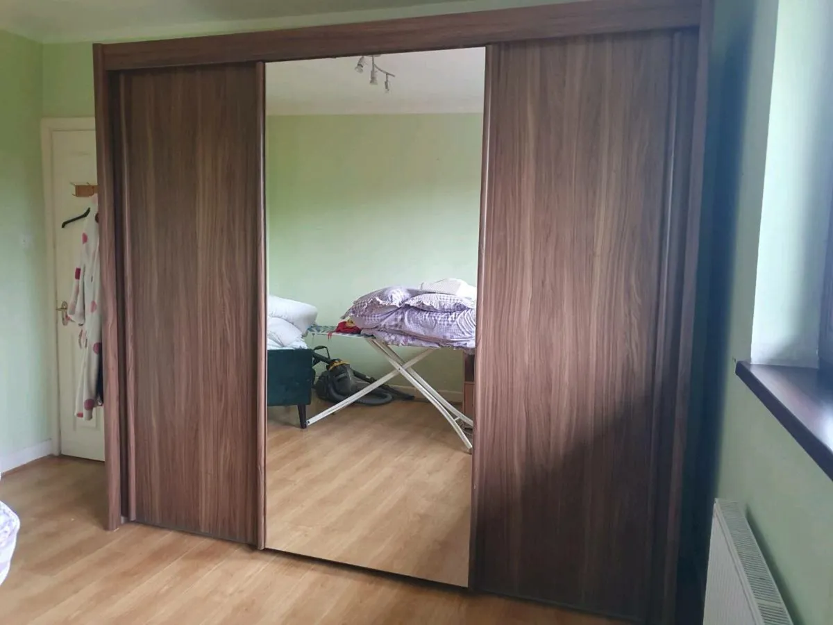 Sliding doors wardrobe - Image 1