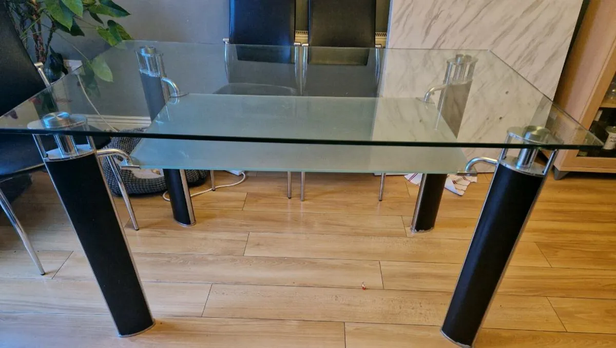 Table and chairs - Image 1