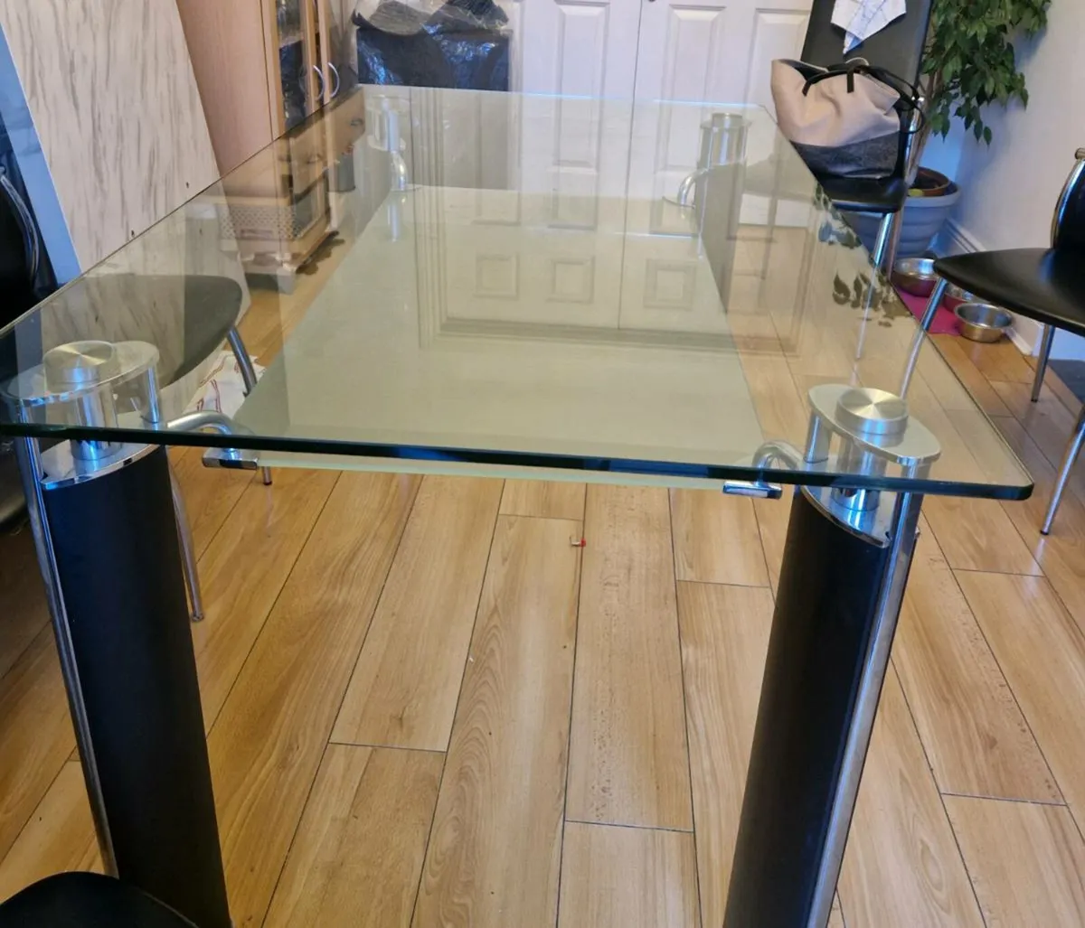 Table and chairs - Image 2