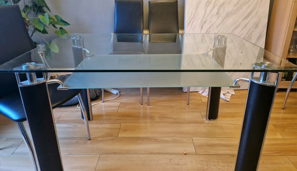 Table and chairs - Image 3