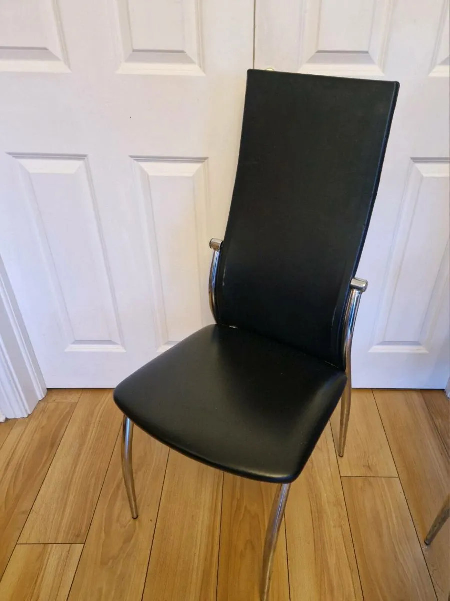 Table and chairs - Image 4