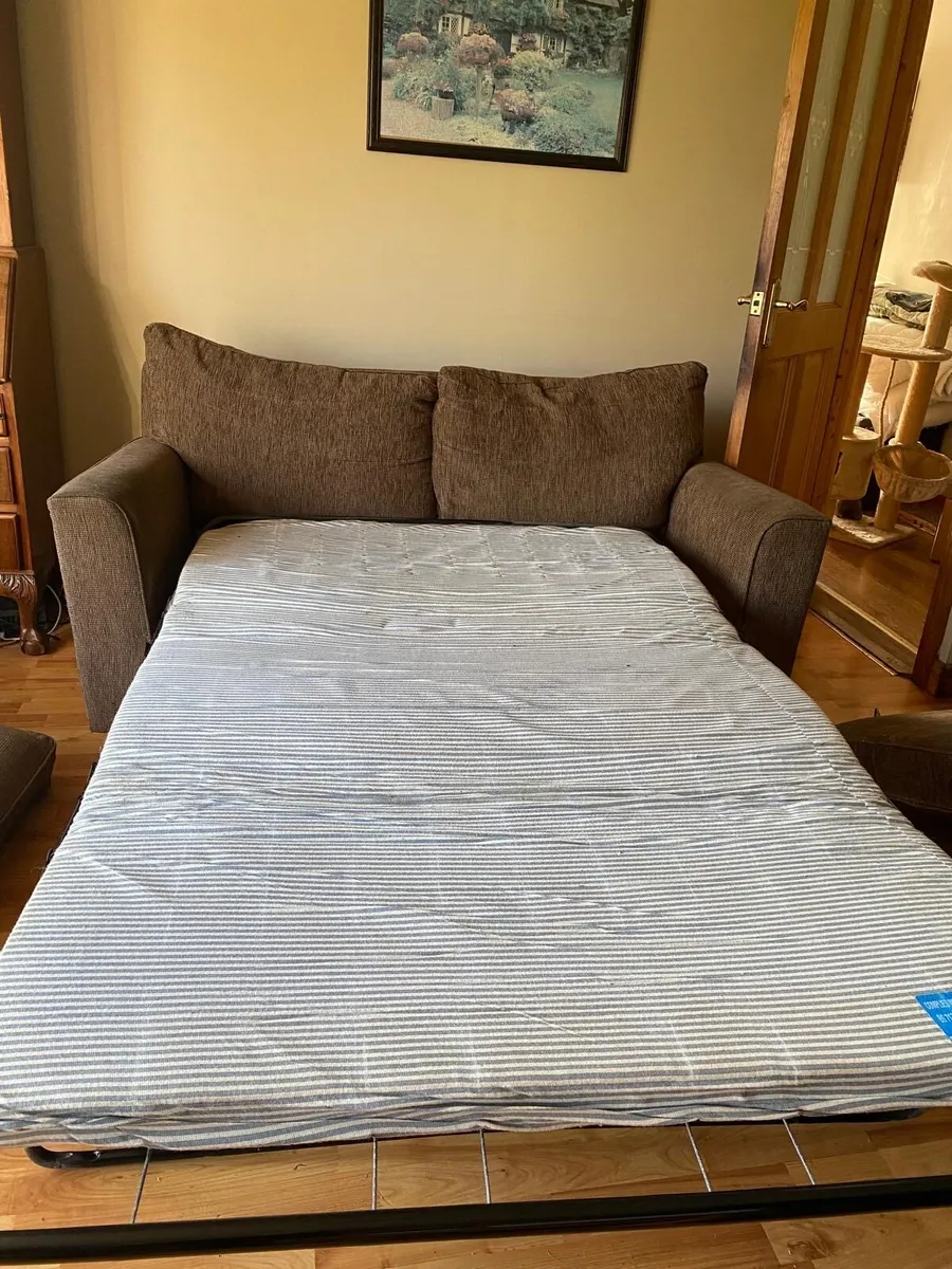 Three way fridge and also a sofa bed - Image 3