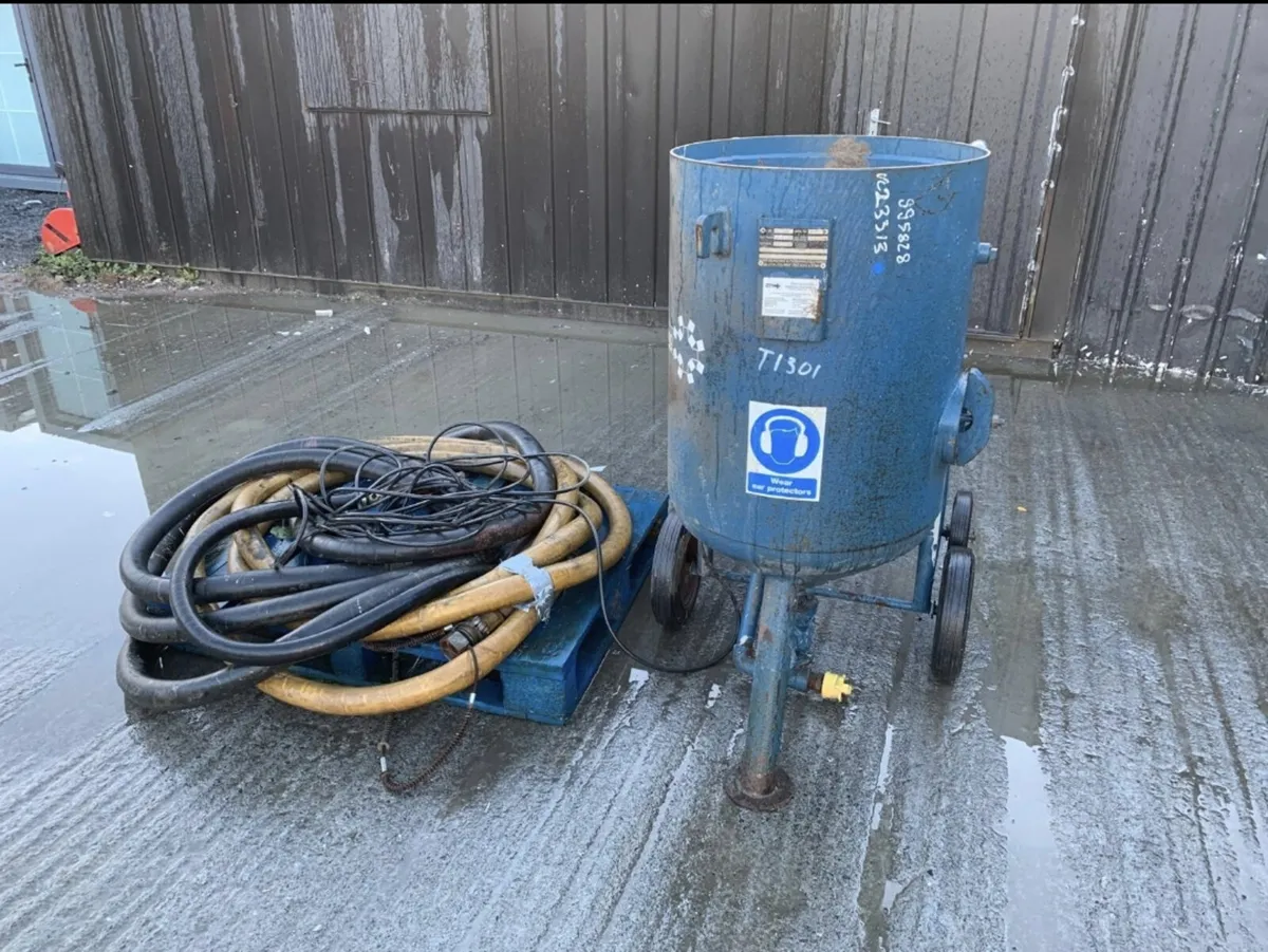 Hogg Shot Blasting Pot - Image 1