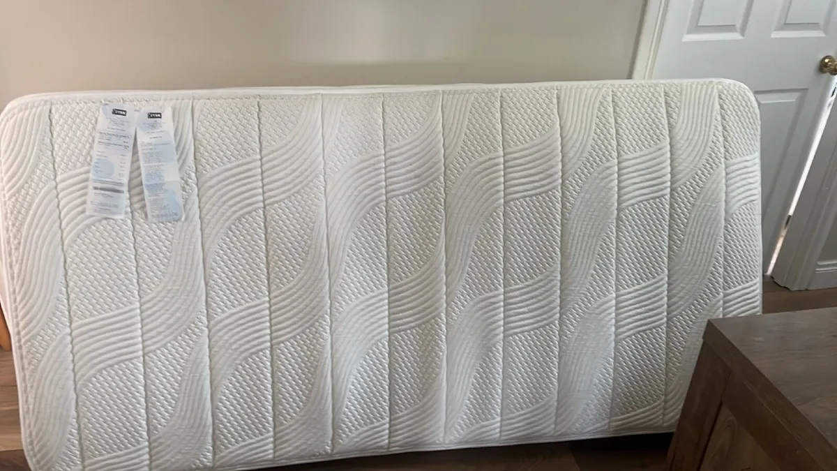 Bed and mattress - Image 2