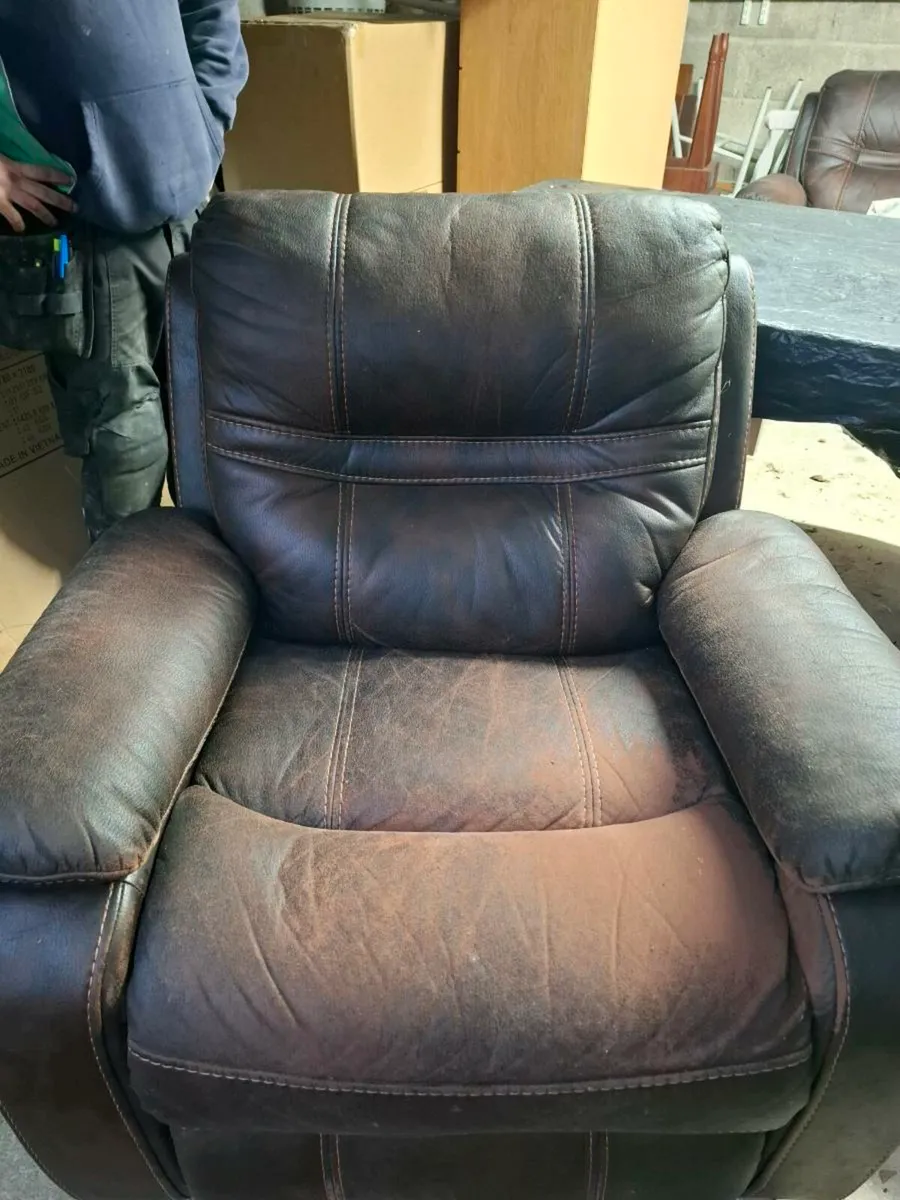 Reclining leather suite - Image 1