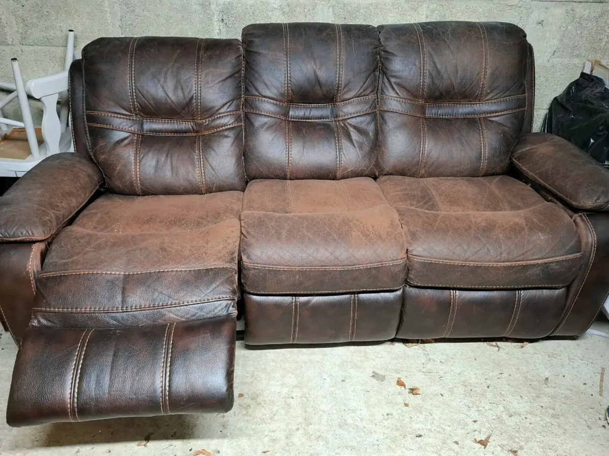 Reclining leather suite - Image 2
