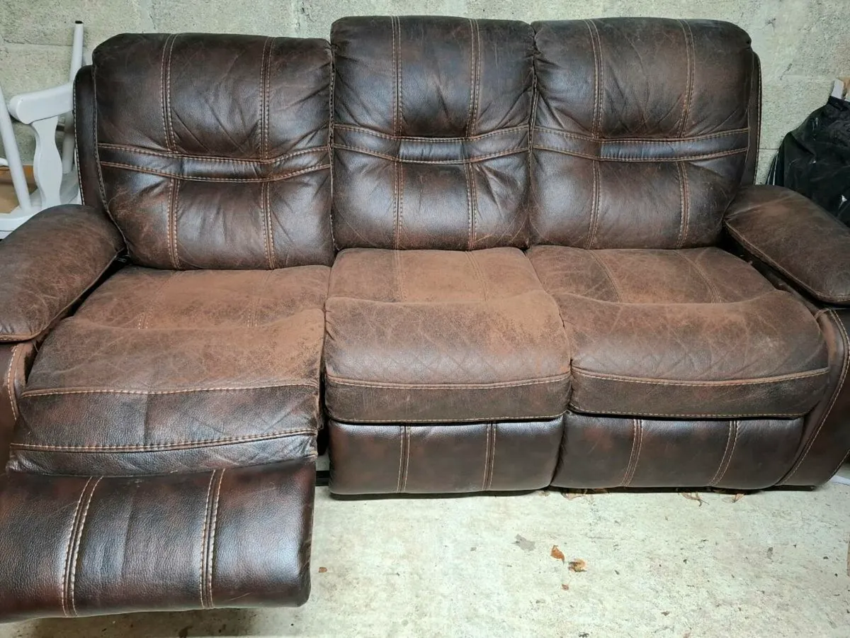 Reclining leather suite - Image 3
