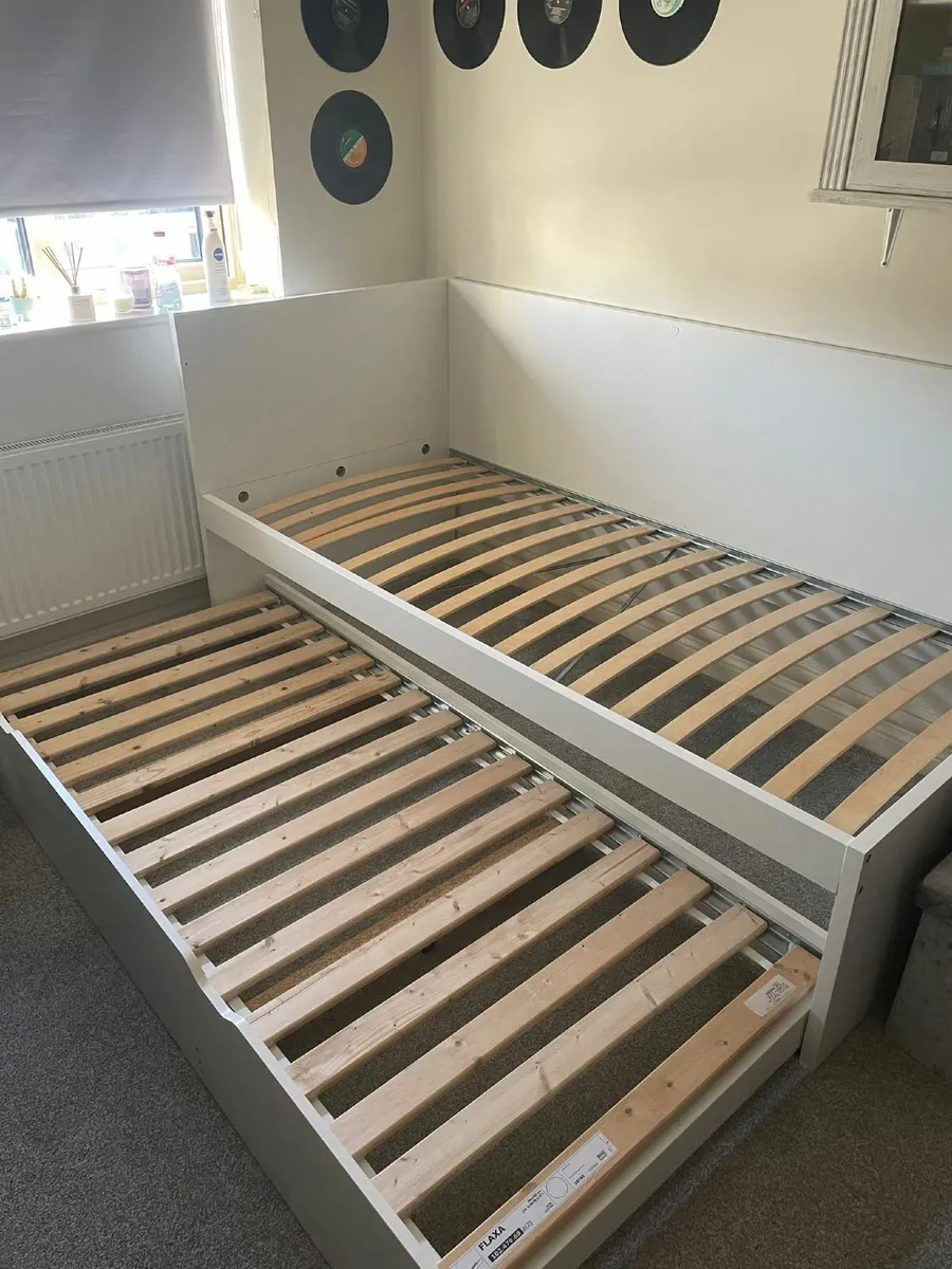 Coach bed with pull out bed below - Image 1