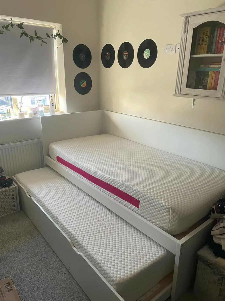 Coach bed with pull out bed below - Image 2