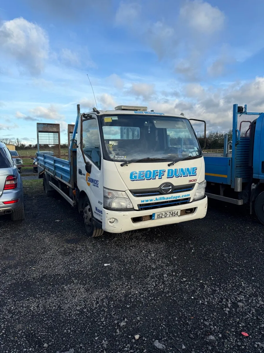 Hino 300 BEAVERTAIL 7.5 ton - Image 1