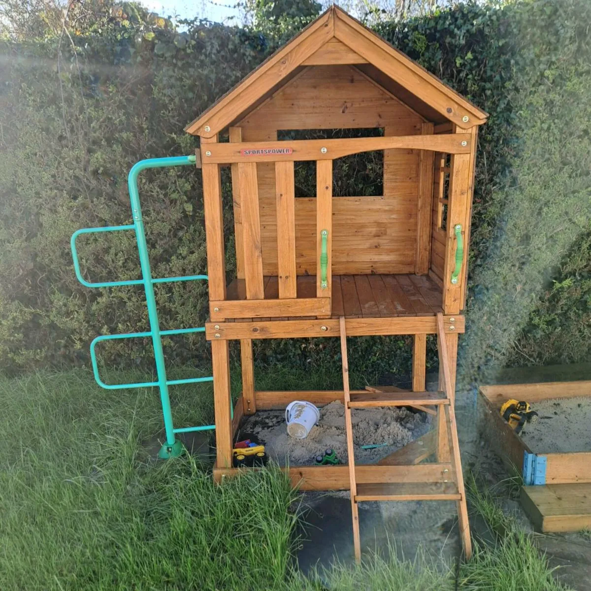Tree house and sandpit - Image 1