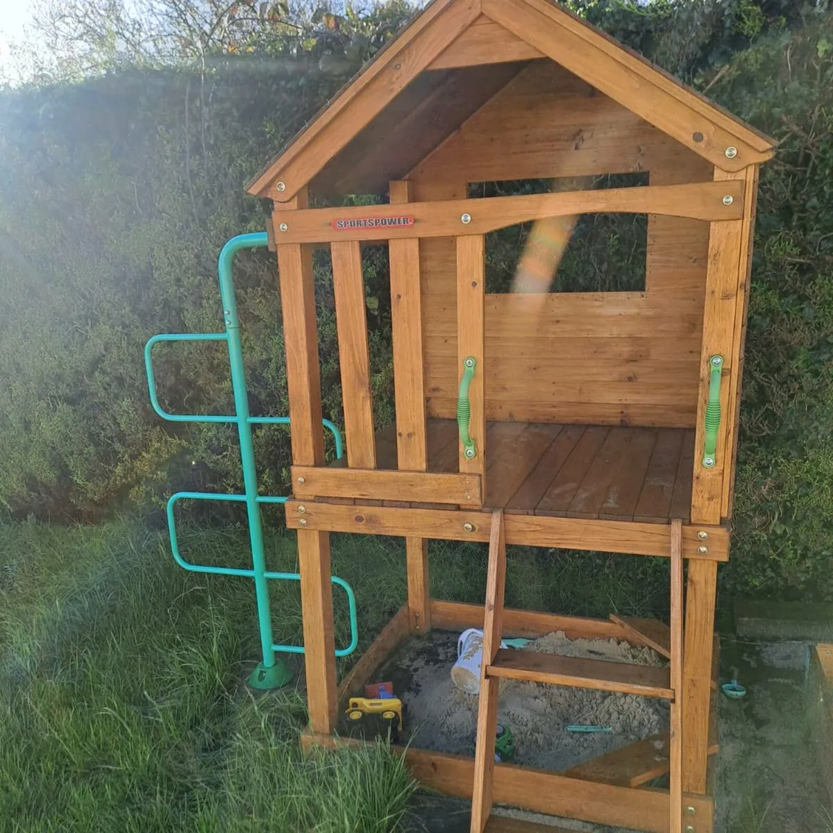 Tree house and sandpit - Image 2