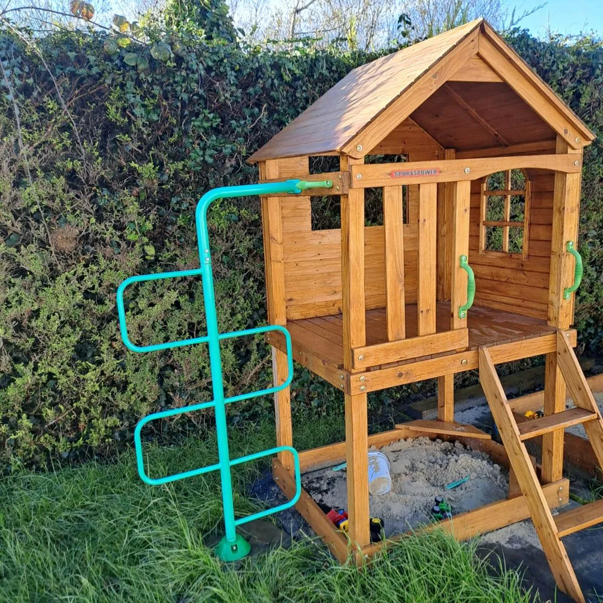 Tree house and sandpit - Image 3