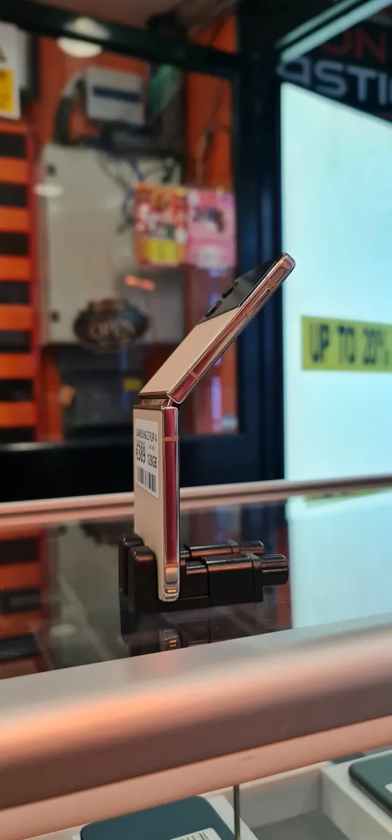 Samsung Z Flip 4 128 GB SECOND HAND - Image 2