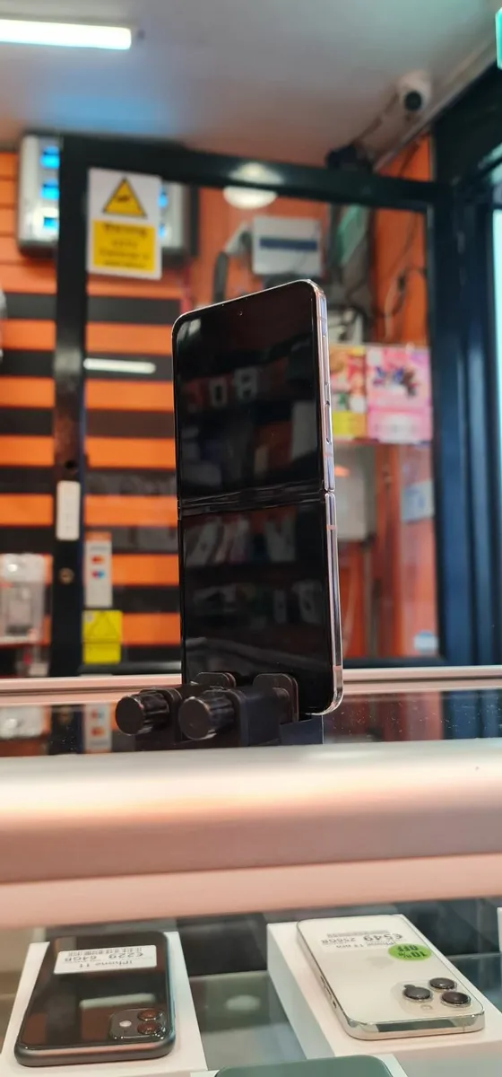 Samsung Z Flip 4 128 GB SECOND HAND - Image 4