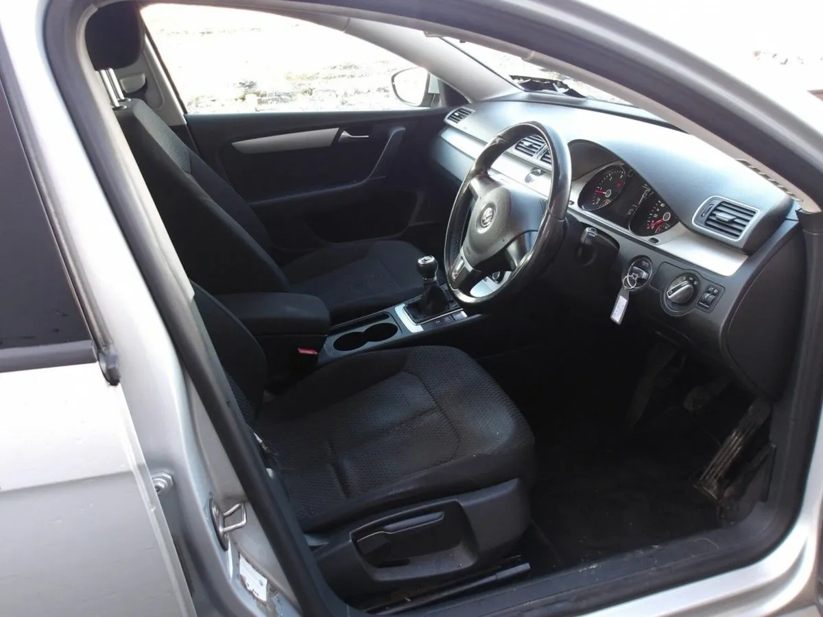 Volkswagen Passat 1.6 TDI TRENDLINE BLUEMOTION TEC - Image 2