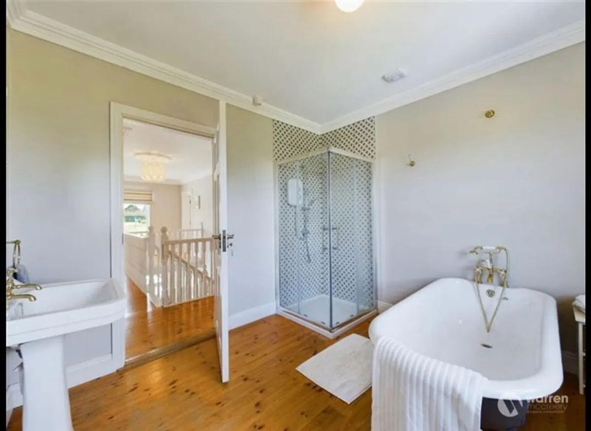 Bathroom suite - Image 1