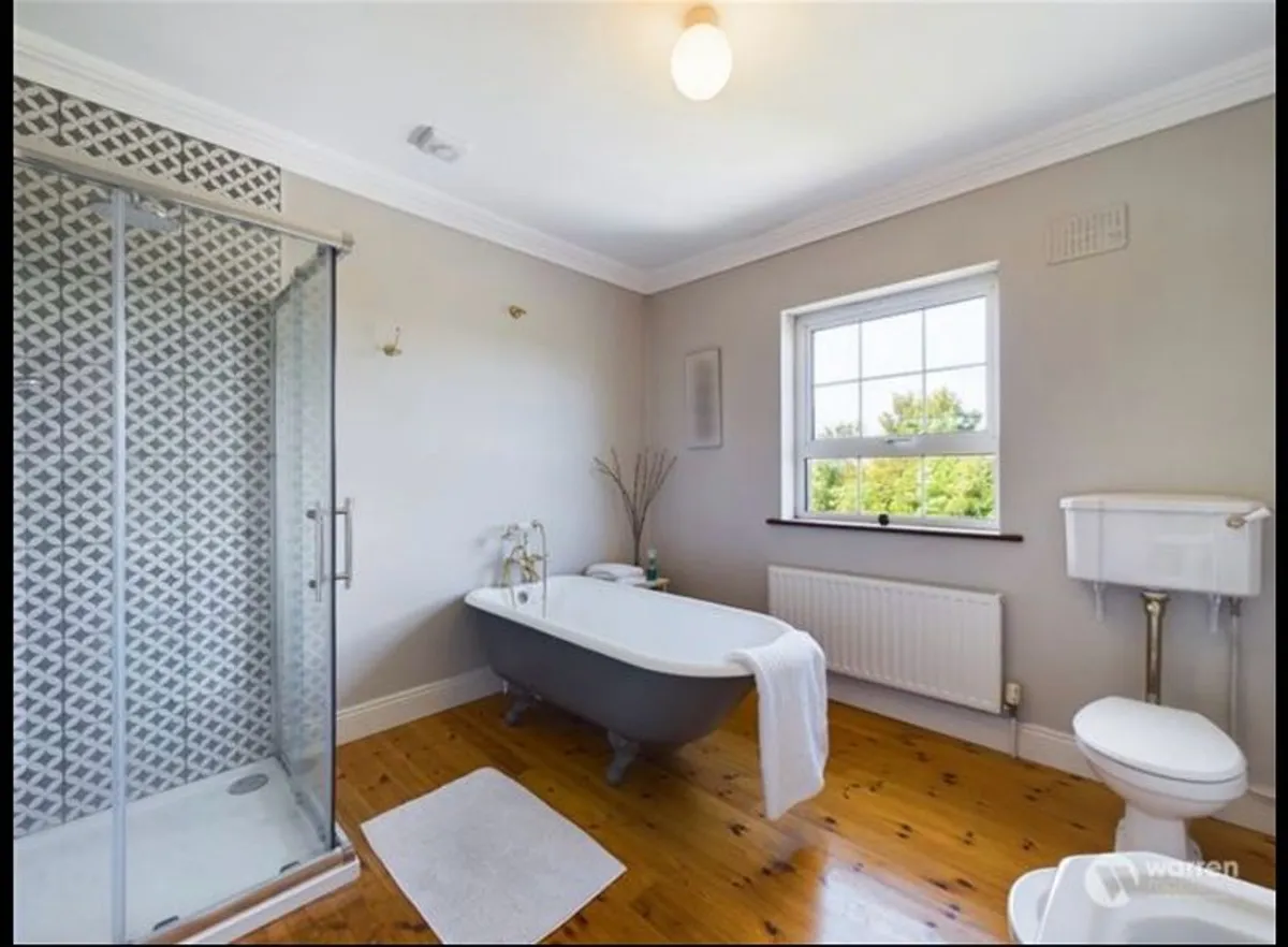 Bathroom suite - Image 2