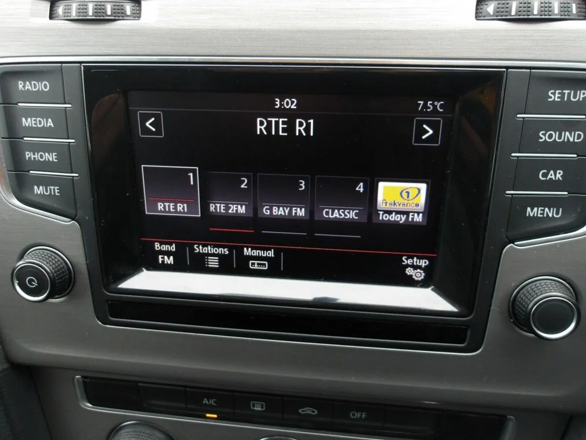 Volkswagen Golf 1.6 TDI 105HP COMFORTLINE - Image 3