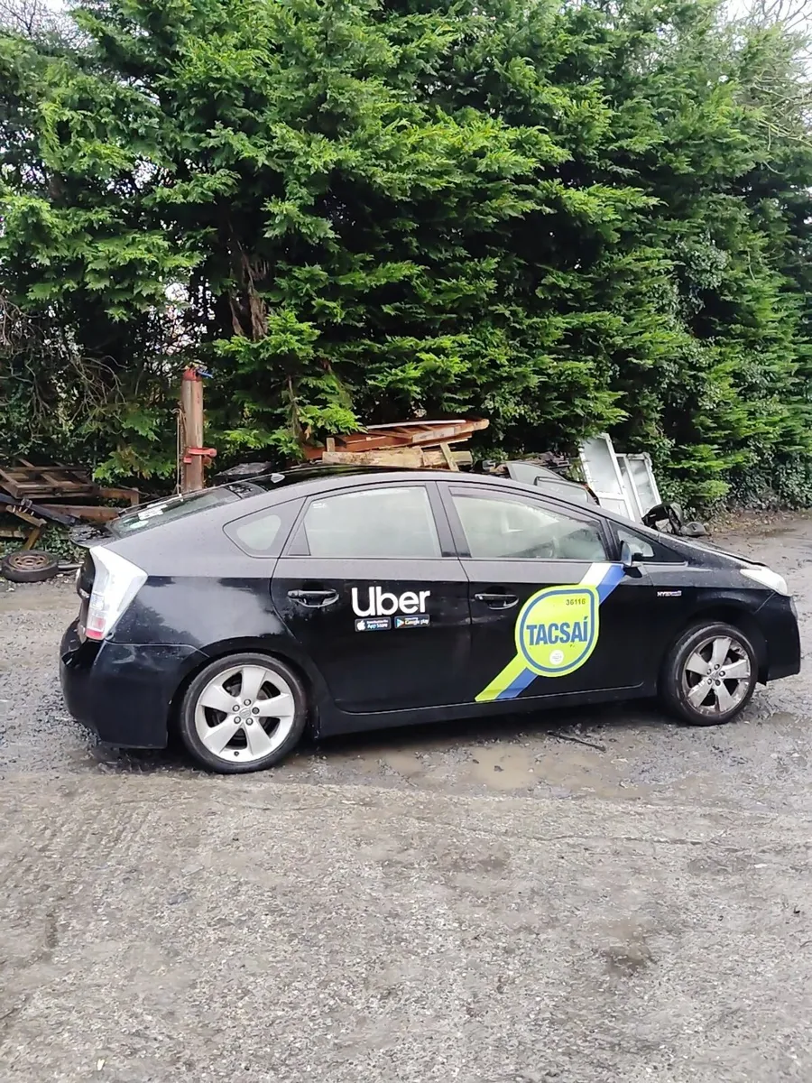 Breaking Toyota Prius 2012 hybrid - Image 2