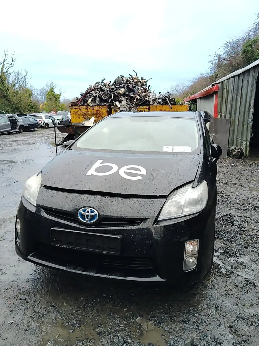 Breaking Toyota Prius 2012 hybrid - Image 4