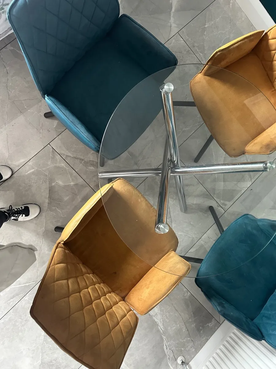 Round kitchen table and 4 chairs - Image 1