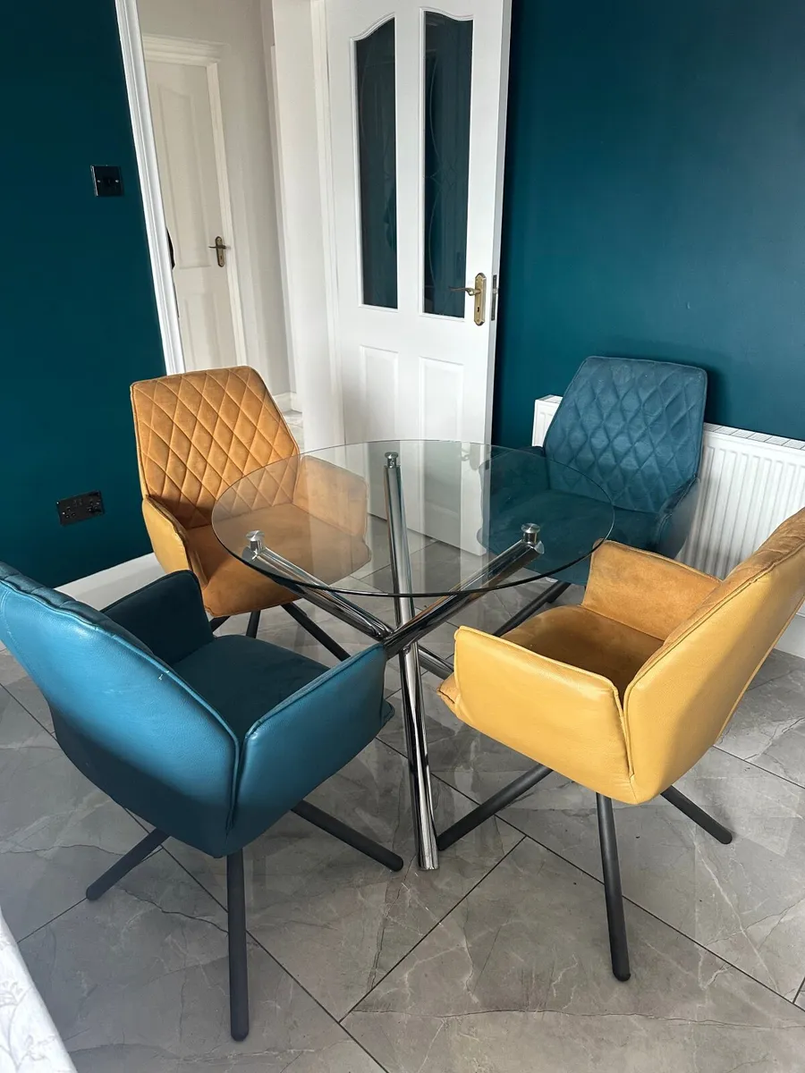 Round kitchen table and 4 chairs - Image 2