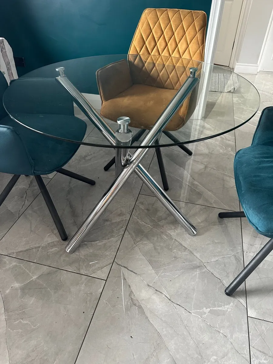 Round kitchen table and 4 chairs - Image 3