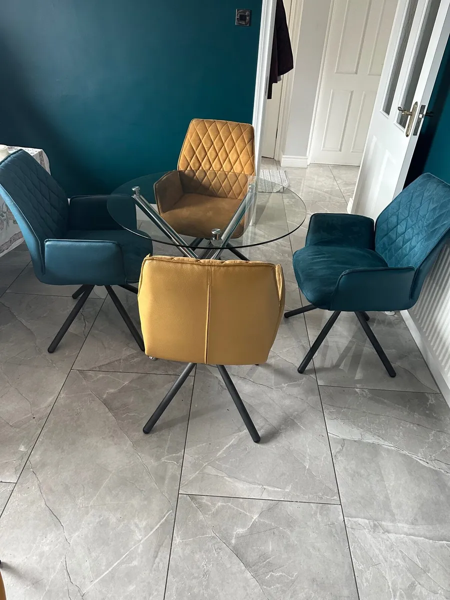 Round kitchen table and 4 chairs - Image 4