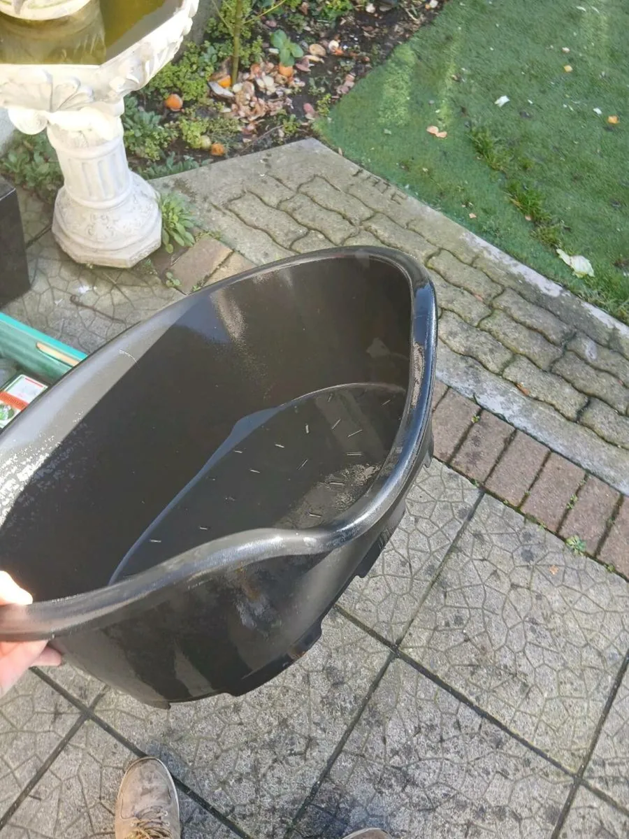 Dogs bed and food dish - Image 2