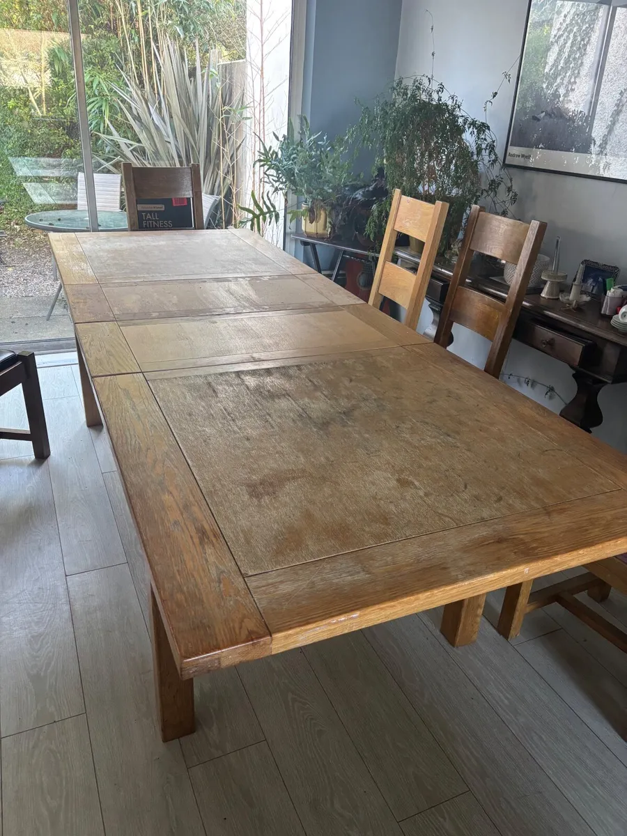 Table and chairs - Image 1