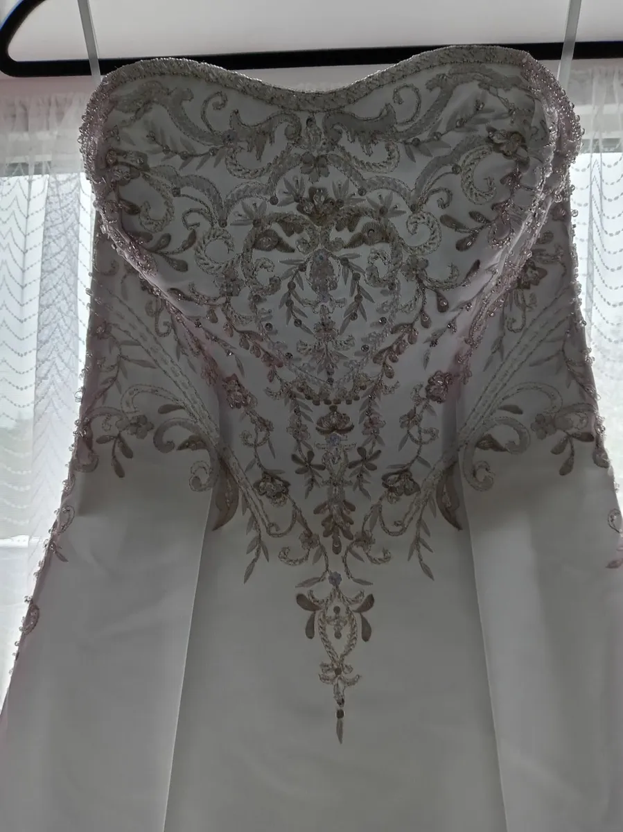 Wedding dress - Image 2