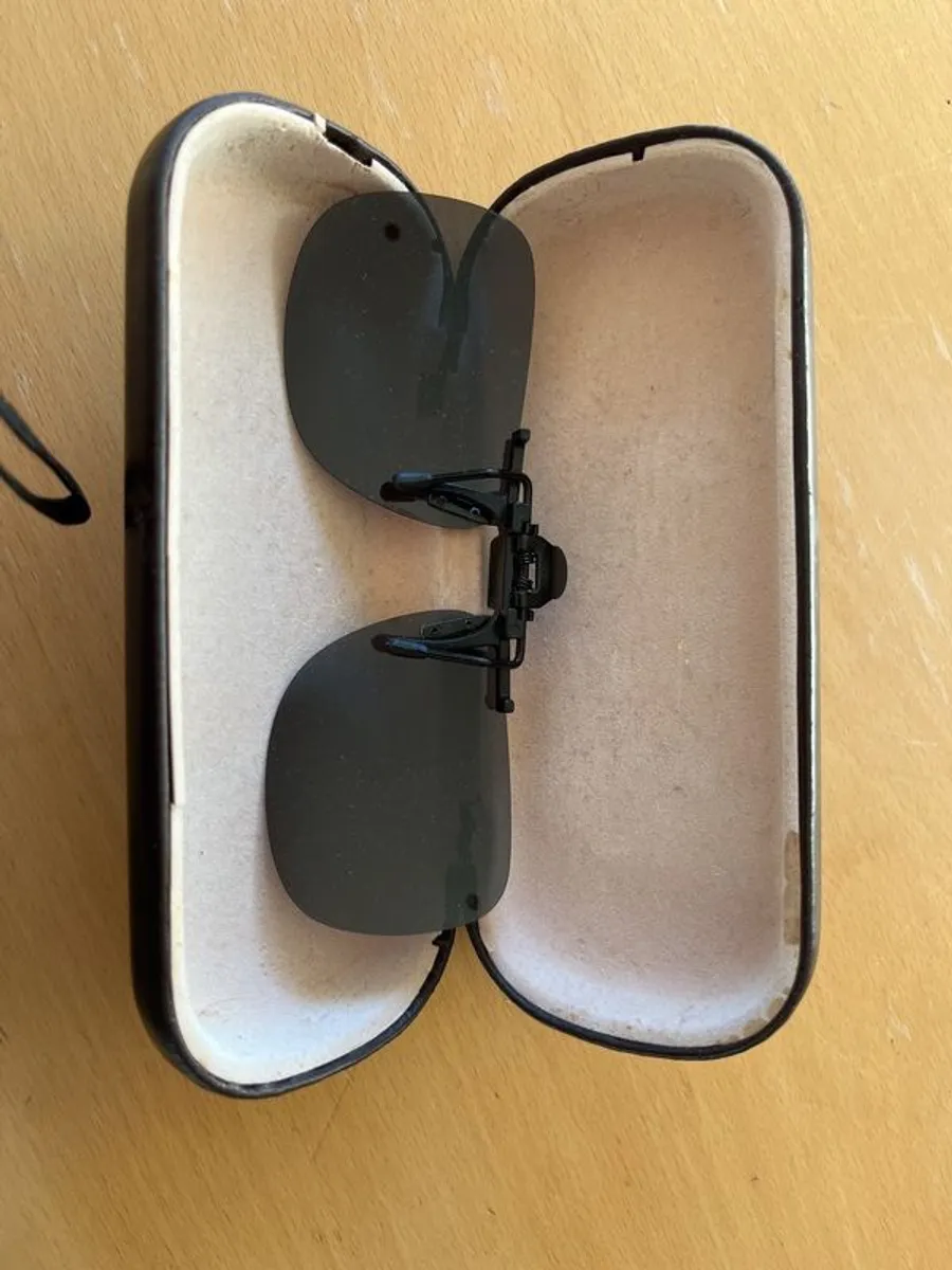 Polaroid Clip on Sun glasses - Image 1