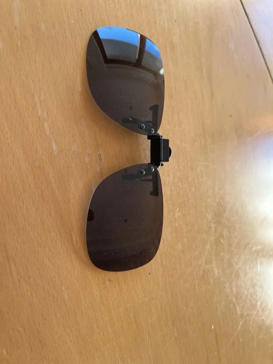 Polaroid Clip on Sun glasses - Image 2