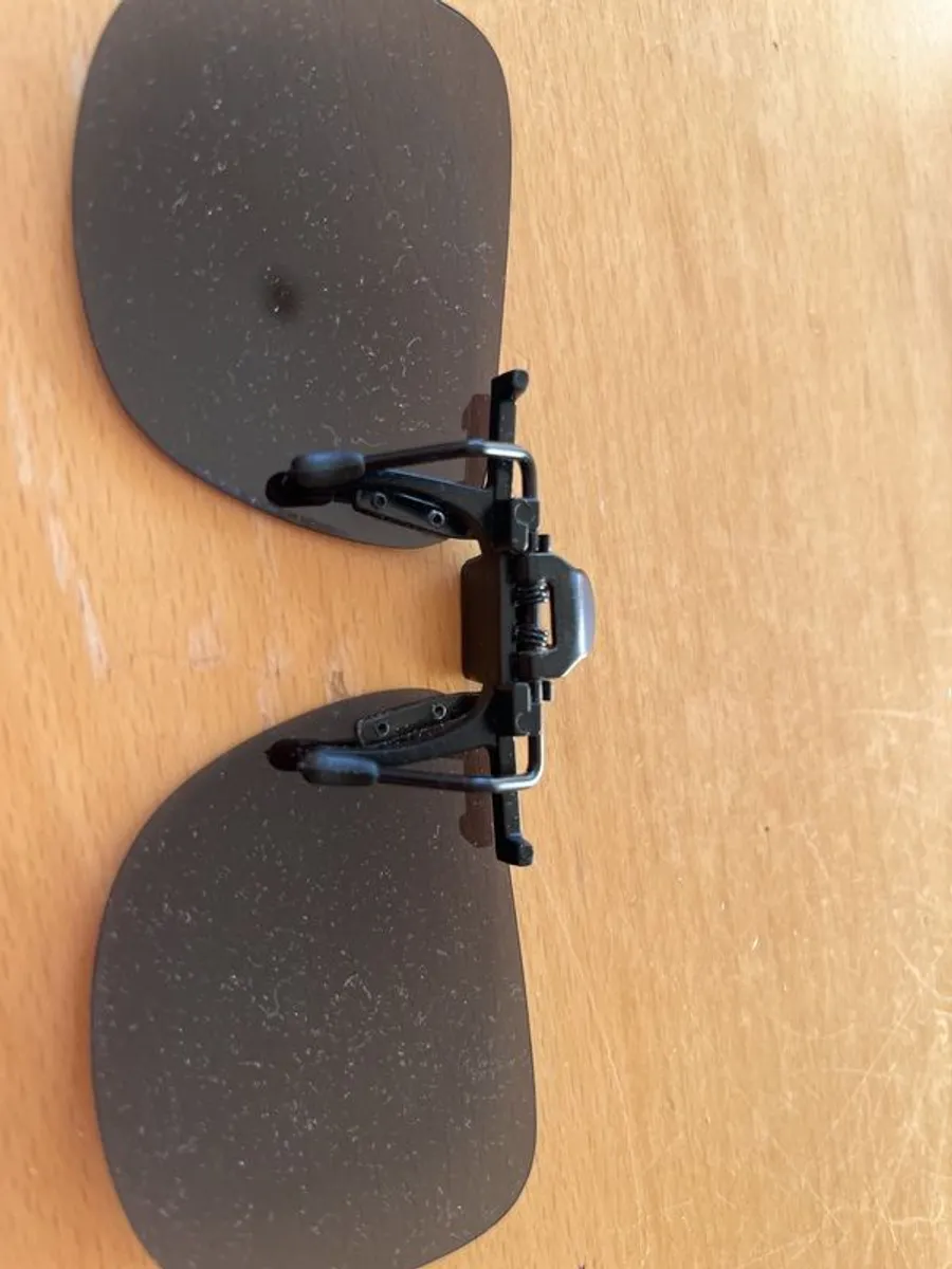 Polaroid Clip on Sun glasses - Image 3