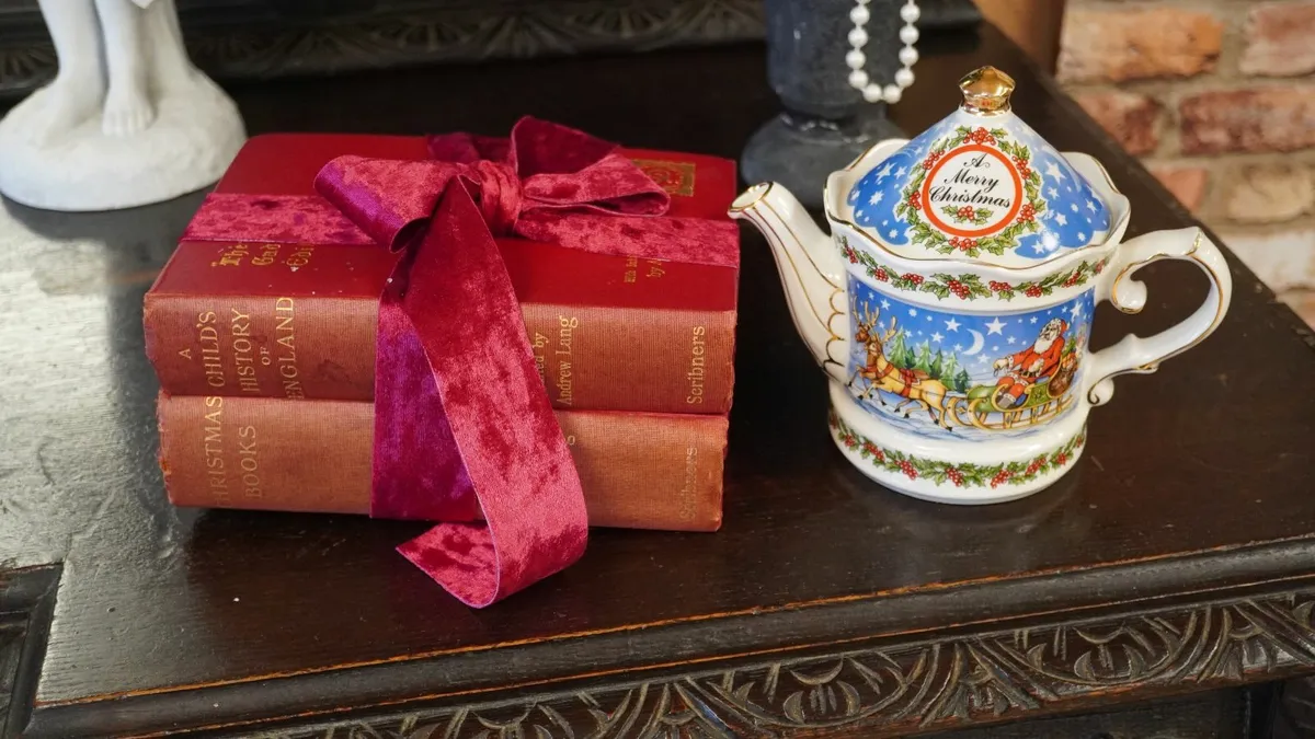 Christmas Eve Tea & Books Gift Set - Image 1