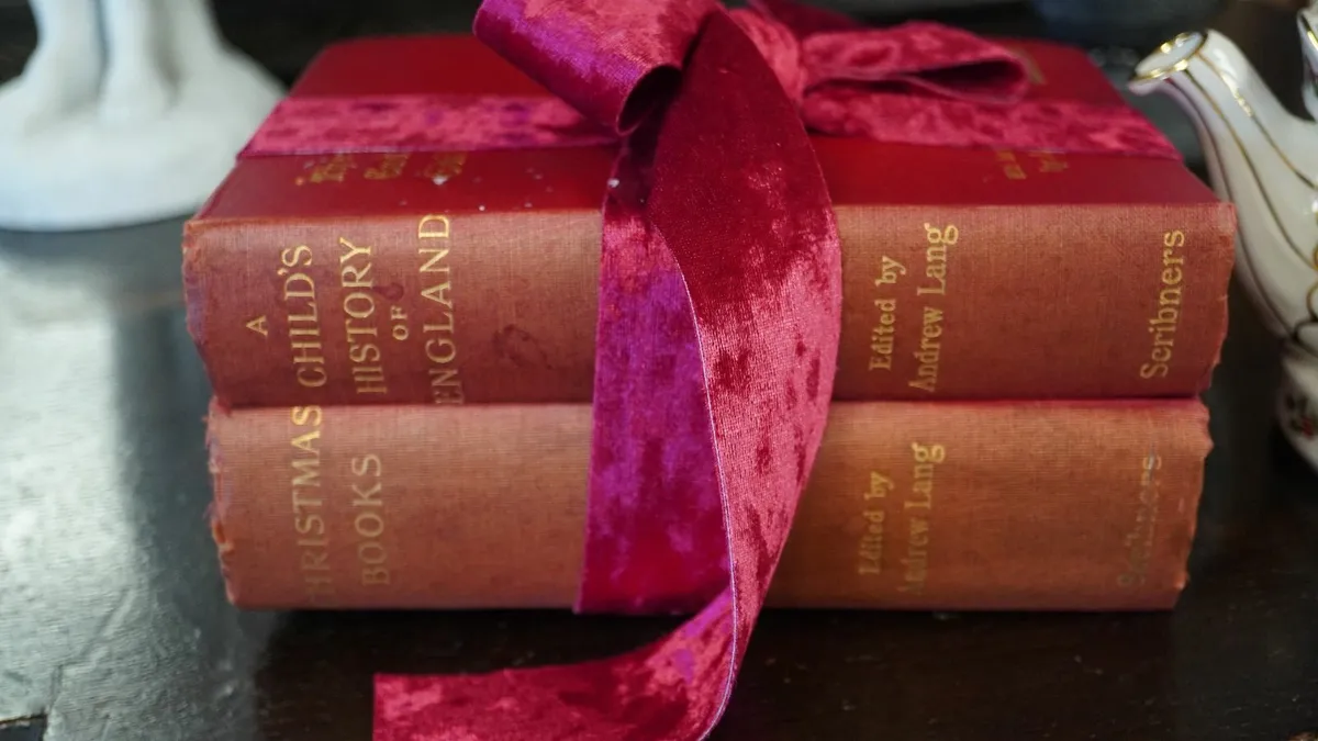 Christmas Eve Tea & Books Gift Set - Image 2