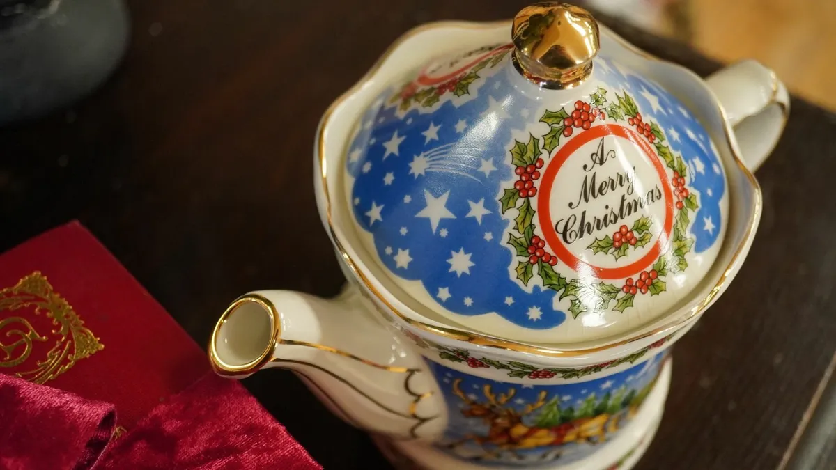 Christmas Eve Tea & Books Gift Set - Image 4