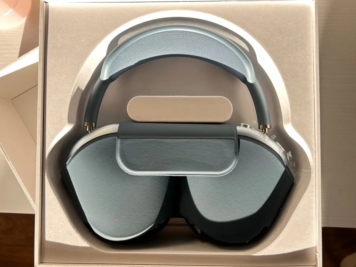 AirPods Max with Smart Case – Excellent Condition - Image 2