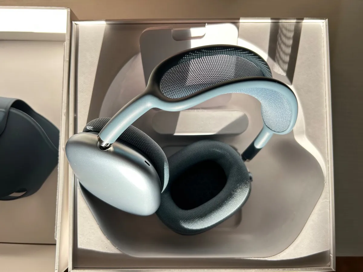 AirPods Max with Smart Case – Excellent Condition - Image 3