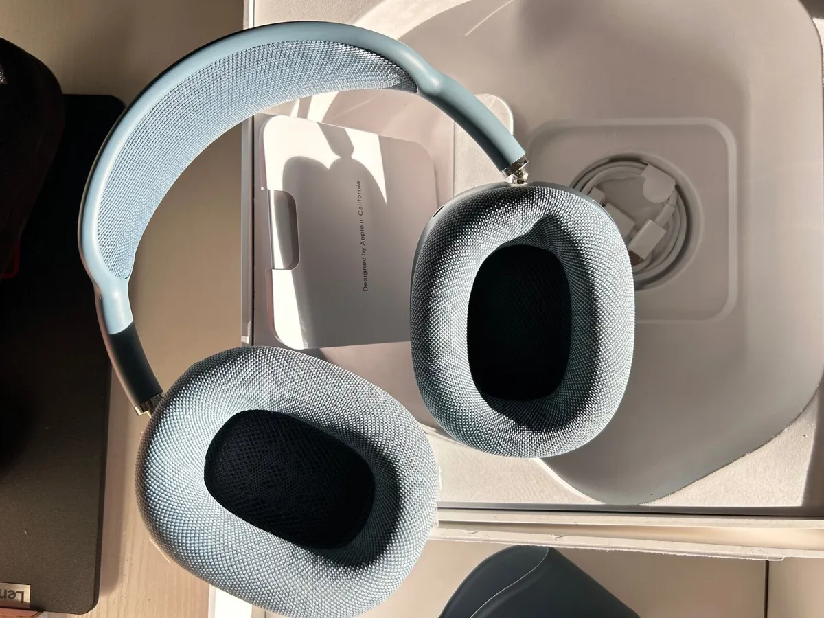 AirPods Max with Smart Case – Excellent Condition - Image 4