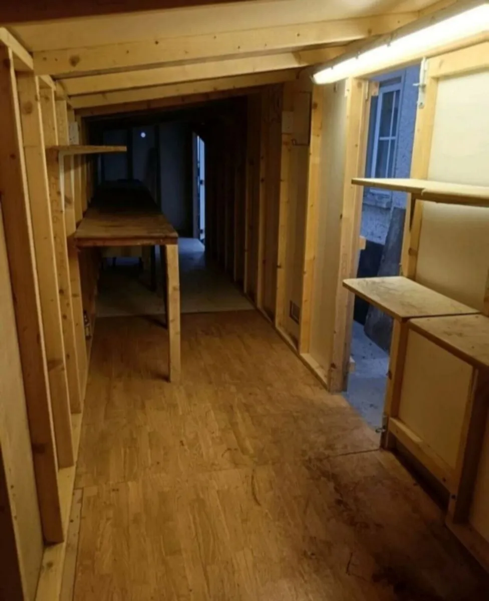 Large Shed 32ft x 5ft4 - Image 4