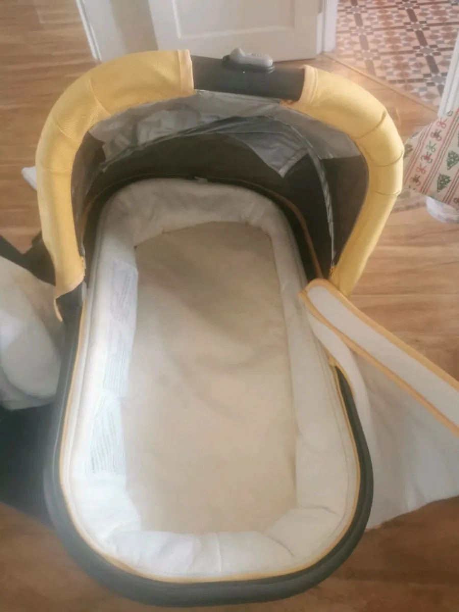 Uppababy bassinet with bag - Image 1