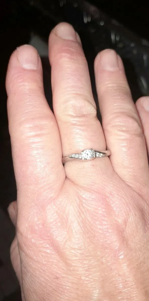 Diamond solitaire ring with diamond shoulders 9k - Image 2