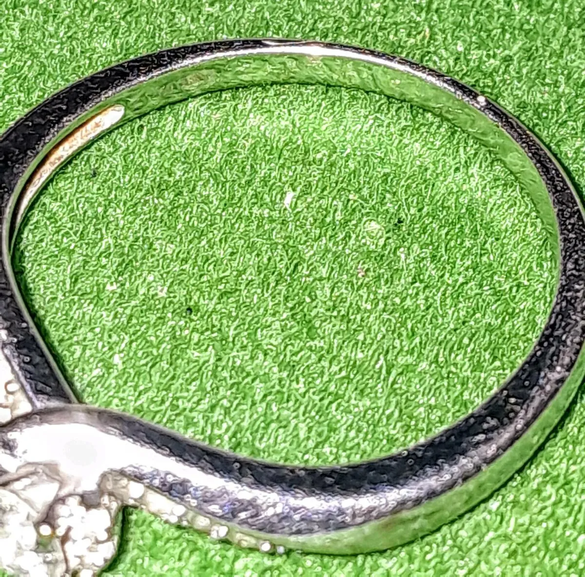 Diamond solitaire ring with diamond shoulders 9k - Image 3