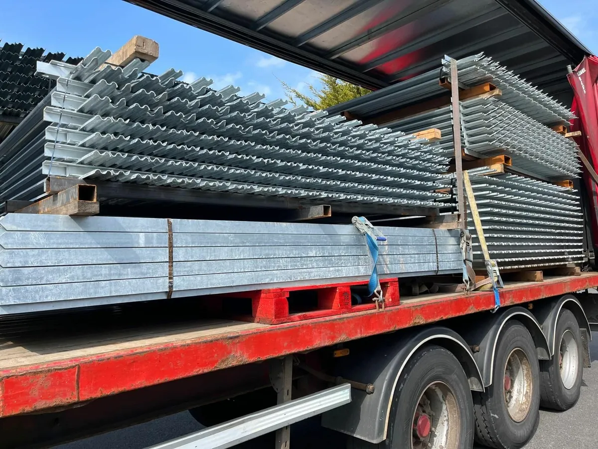 PALISADE FENCING - Image 1