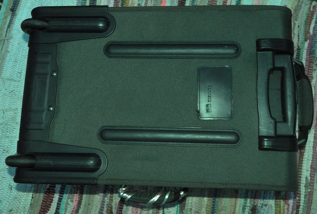 Kenneth Cole Suitcase - Image 4
