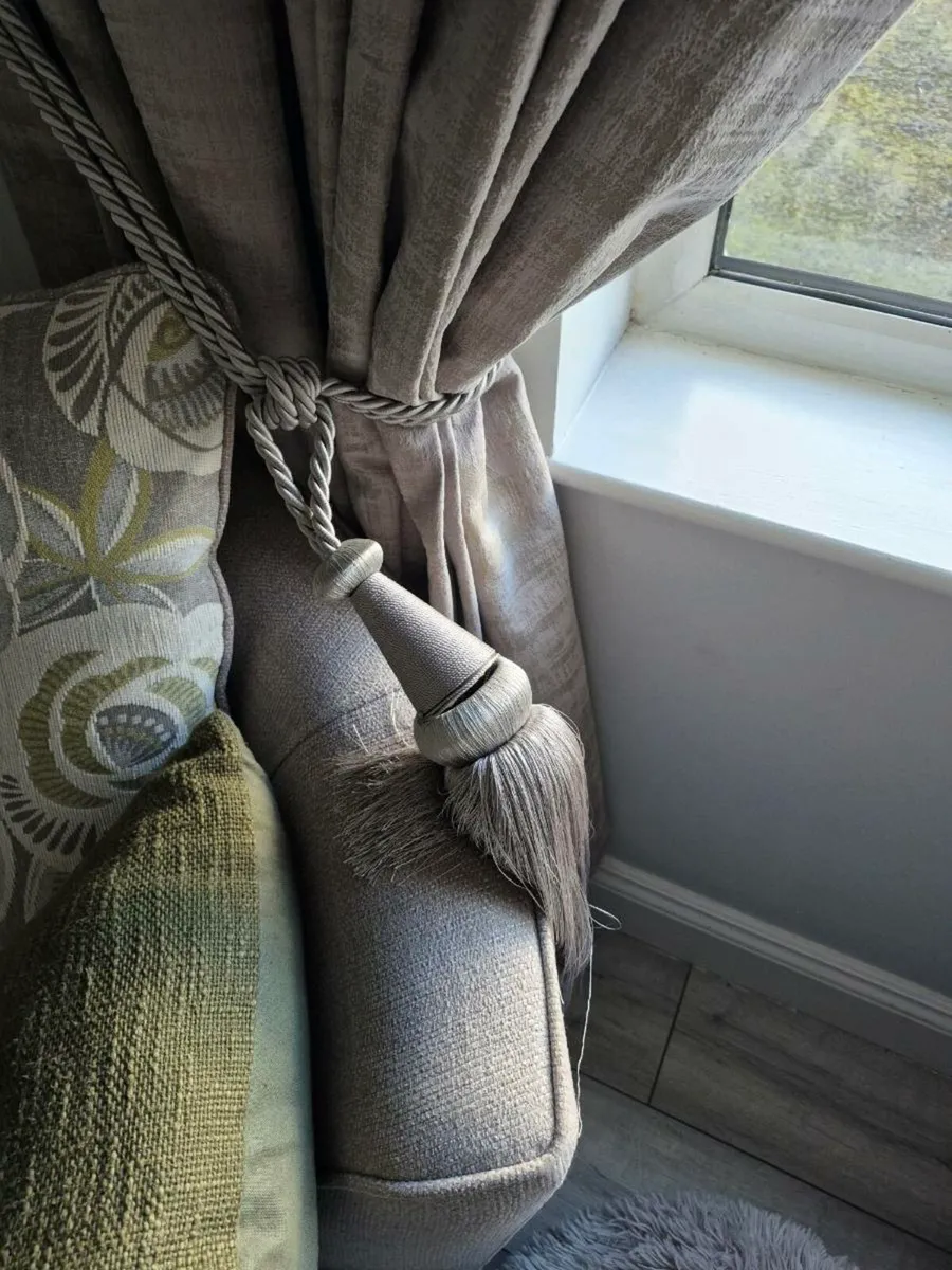 Curtains - Image 3