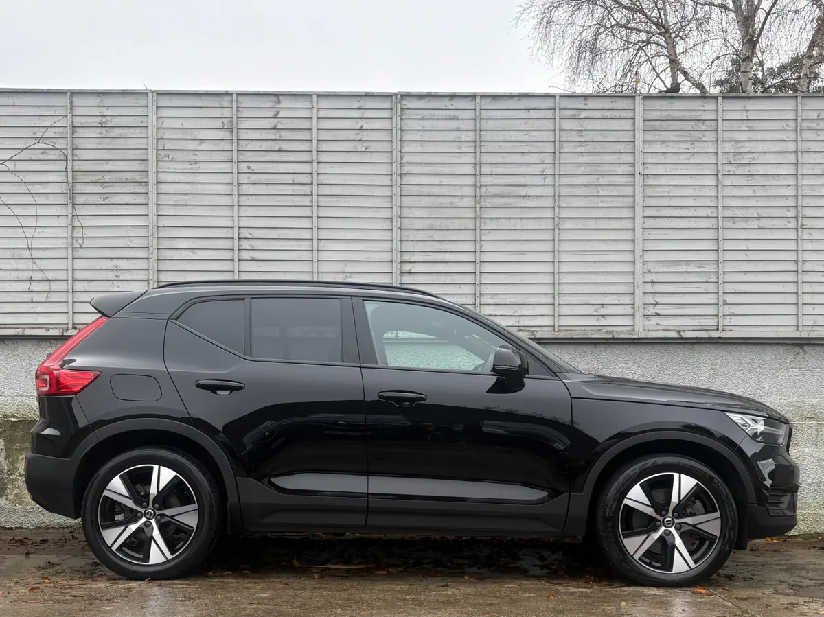 VOLVO XC40 2022 R-DESIGN T4 RECHARGE AUTO - Image 2